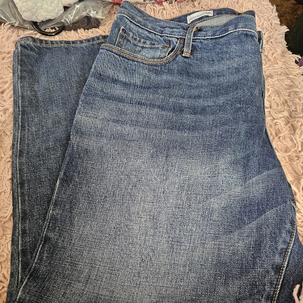 Women's Straight-Leg Denim Jeans in Medium Blue Wash